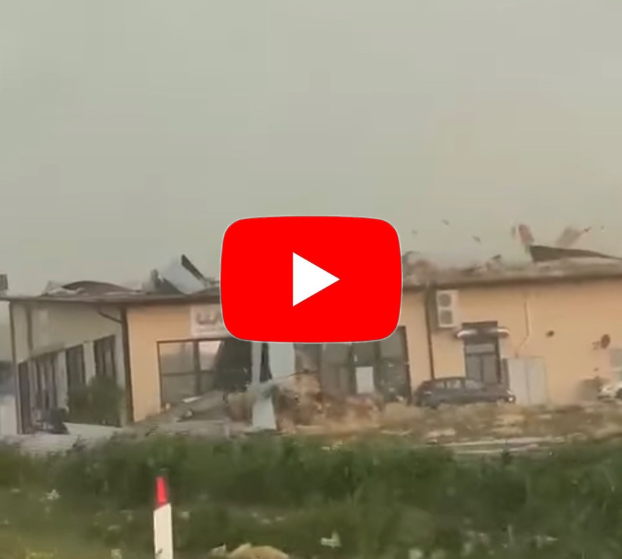 Meteo cronaca diretta: Asti, violente raffiche di vento scoperchiano i tetti delle case; video impressionante 