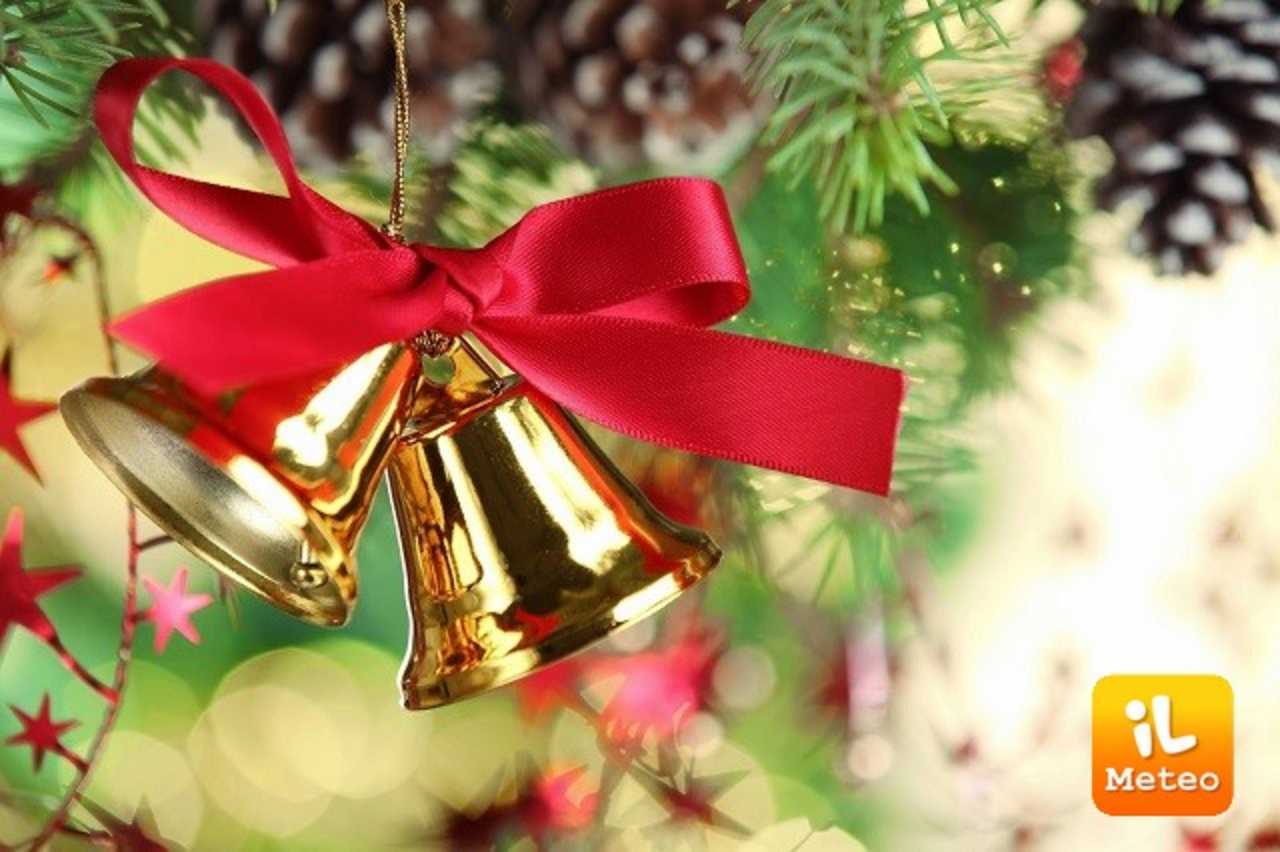 VOSAREA 100Pcs Jingle Bells 12Mm Piccole Mini Campane Colorate Natale Jingle Bells Ornamenti Appesi Decorazione Natalizia Pendenti per Animali Domestici per La Festa Artigianato Fai da Te