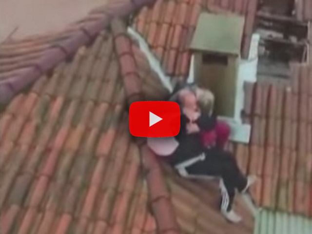 Meteo: Alluvione in Brasile, salvata coppia intrappolata sul tetto di una casa, il Video