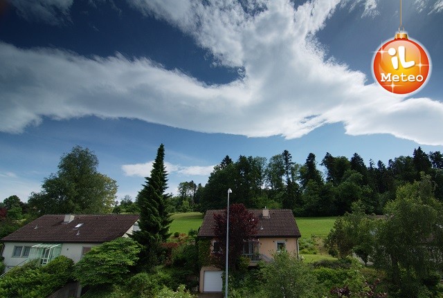 Nubi tipiche del vento di Fohn, in Svizzera