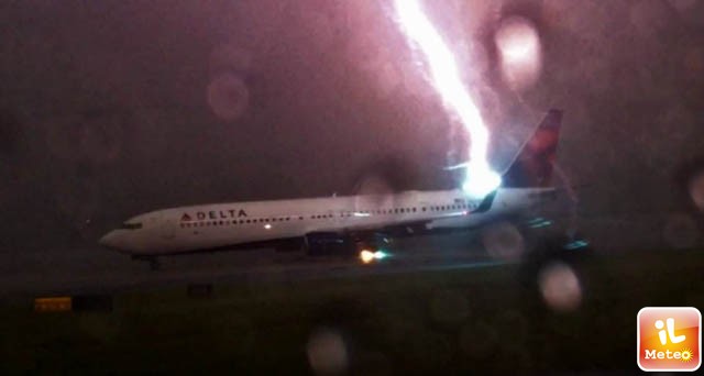 Fulmine colpisce aereo aeroporto Atlanta