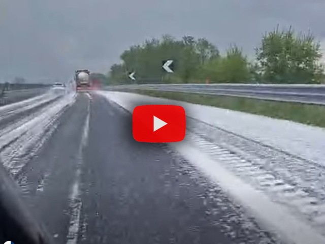 Meteo: Grandinata sull'autostrada A23, tutto bianco tra Udine e Pagnacco (Video)