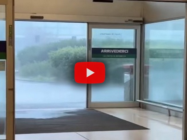 Meteo: Nubifragio a Varese, un violento temporale con venti a 90 km/h investe Induno Olona; il Video