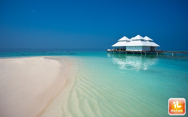 L'azzurro delle Maldive sembra dipinto su una tela L'azzurro delle Maldive sembra dipinto su una tela
