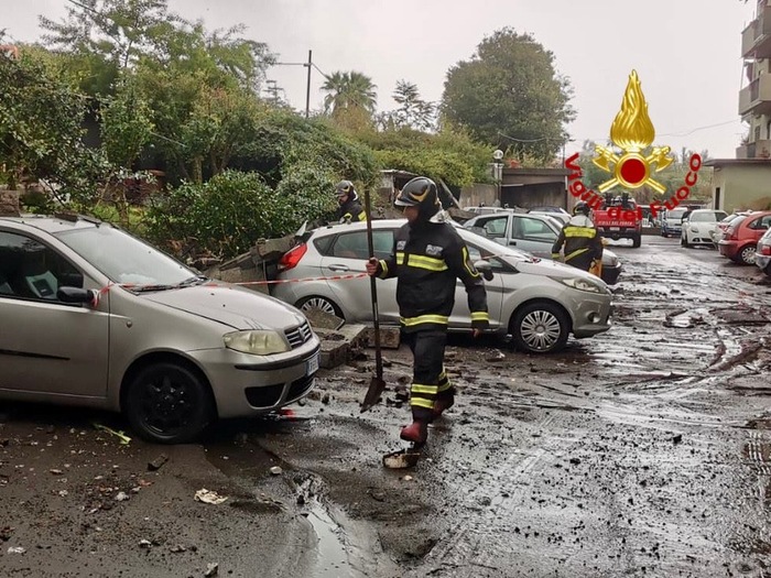 Crolla un muro ad Acireale, foto credits vigili del fuoco