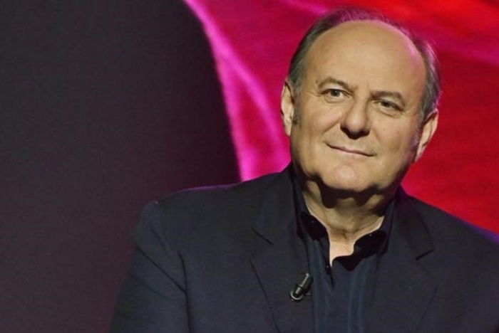 Gerry Scotti è positivo al COVID: ha dato la notizia sul suo profilo Instagram.