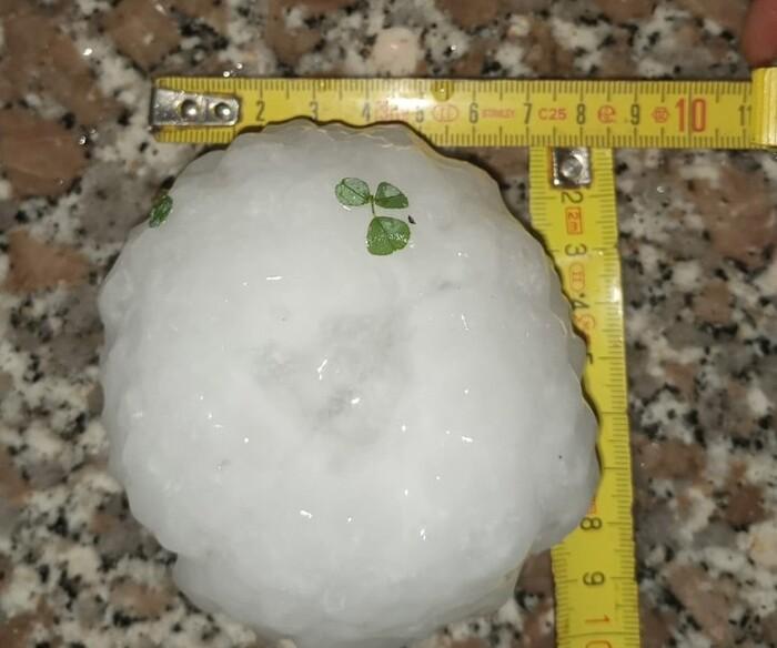 La grandine XXL fino a 8 cm caduta a Salice (Pordenone)
