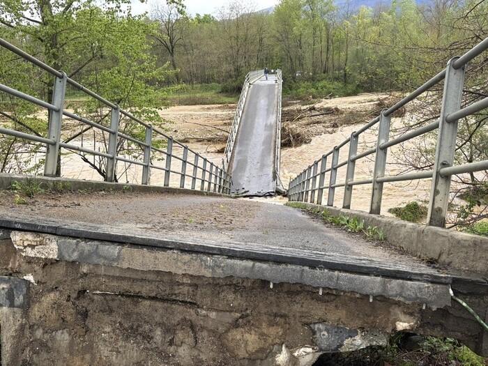Le forti piogge che stanno colpendo il Piemonte hanno provocato il crollo del Ponte Gilino Le forti piogge che stanno colpendo il Piemonte hanno provocato il crollo del Ponte Gilino