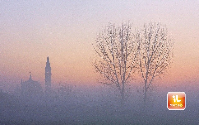 Un tipico paesaggio invernale, la nebbia in campagna
