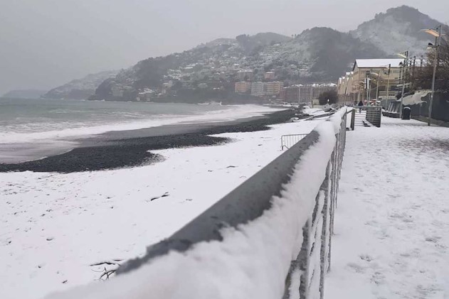 SNOW BLIZZARD, SNOW THUNDERSTORMS AND GRAUPEL EXPECTED TO THE COAST;  It's there