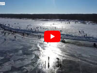 Mare ghiacciato per il troppo freddo in Polonia: il Golfo di Danzica è una lastra, il video 