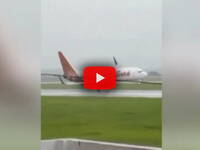 Atterraggio da incubo a
Giacarta: l'aereo tocca terra inclinato sotto la pioggia; il Video