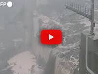 Meteo Cronaca Diretta Video: Giappone, le piogge provocano frane di terra e sassi sul monte Fuji