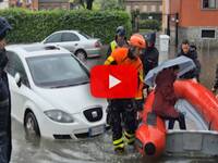 Maltempo a Milano, i vigili del fuoco soccorrono una donna incinta: trasportata a bordo di un gommone, video