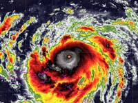 Meteo: l'Uragano Erin è sempre più potente con venti a oltre 200 km/h e onde alte 8 metri