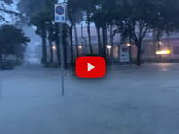 Meteo: Maltempo a Lignano Sabbiadoro (UD), nubifragio scarica 100mm di Pioggia, città allagata; il Video