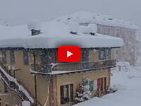 Meteo, nevicata eccezionale sulle Alpi: fino a 145 cm di neve in 24 ore a Macugnaga (Video)