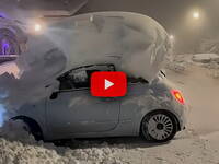 Natale da record: auto sepolta da un muro di...