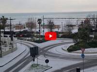 Graupel a Rivabella di Rimini, strade e spiaggia diventano bianche, il video