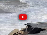 Mare in tempesta a Scilla: onde imponenti invadono il lungomare, il Video