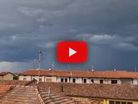 Meteo: Bergamo, Improvviso temporale oscura il cielo a Caravaggio, il video 