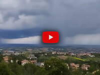 Meteo: Rimini, forti acquazzoni e temporali si abbattono sulla costa romagnola, il Video